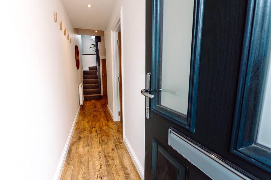 Chute House City centre 4 bed house, 2.5 bathrooms, private garden,  sleeps8