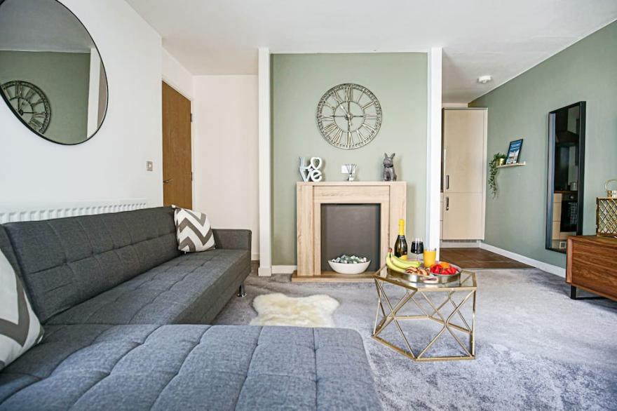 Luxury 1 BR Hub Apartment - Central MK - Free Parking & Smart TV