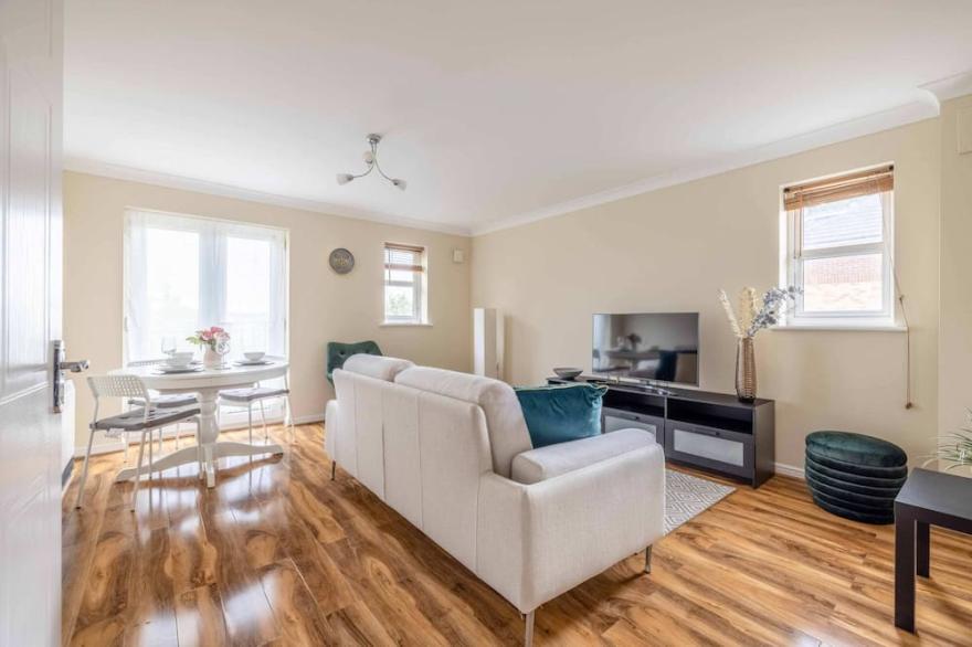 2 BED 2 BATH & PARKING - PINEWOOD/WEXHAM HOSPITAL