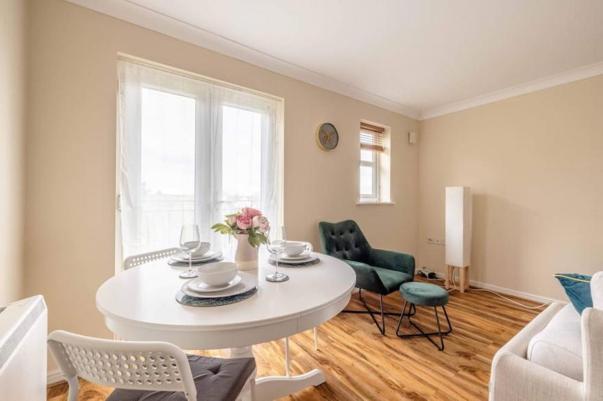 2 BED 2 BATH & PARKING - PINEWOOD/WEXHAM HOSPITAL