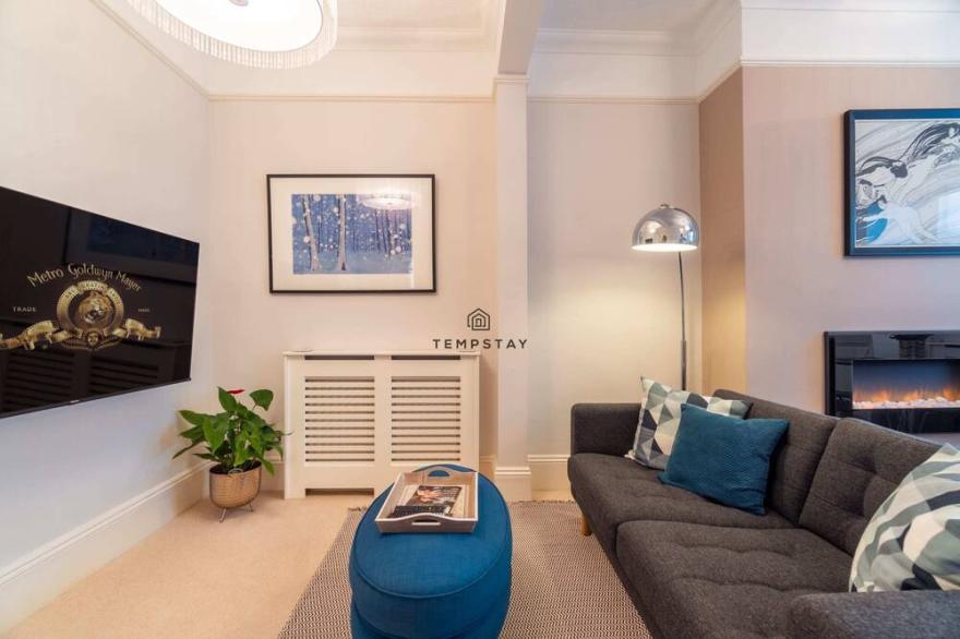 5 MIN TO CASTLE & SHOPS ❤ CHARMING CHARACTER HOME