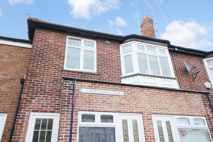 Acomb Central- a quirky 1 bedroom house in the historical York suburb of Acomb, with feature cine...