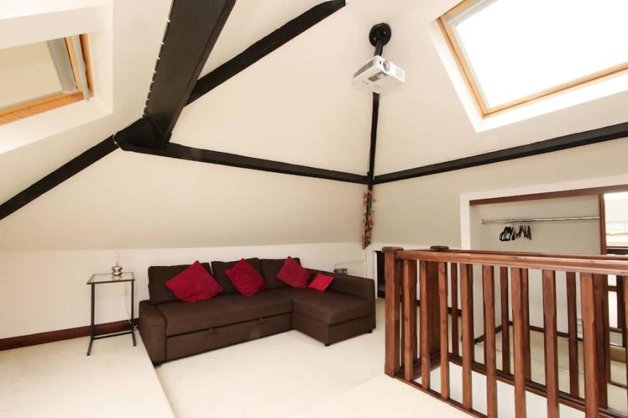 Acomb Central- a quirky 1 bedroom house in the historical York suburb of Acomb, with feature cine...