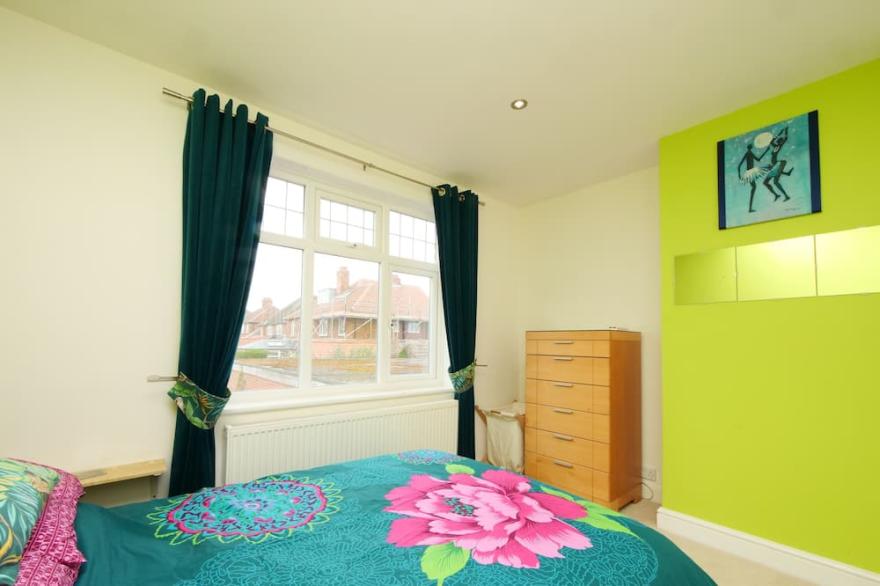 Acomb Central- a quirky 1 bedroom house in the historical York suburb of Acomb, with feature cine...