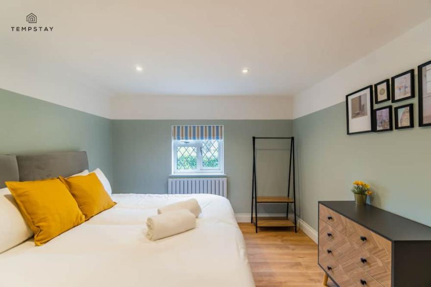 STYLISH HOME ❤ FREE PARKING - 10 MINS TO LEGOLAND!