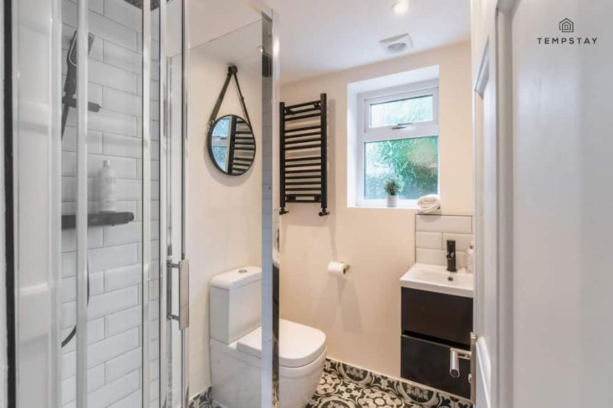 STYLISH HOME ❤ FREE PARKING - 10 MINS TO LEGOLAND!