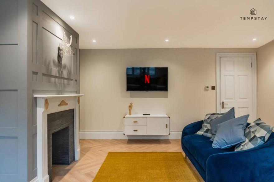 STYLISH HOME ❤ FREE PARKING - 10 MINS TO LEGOLAND!