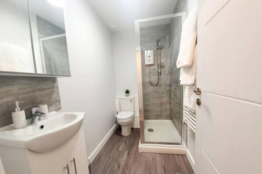Modern 1 Bed, Close to the Beach with Parking