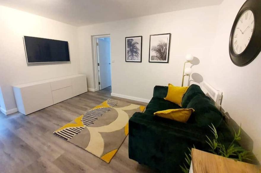 Modern 1 Bed, Close to the Beach with Parking