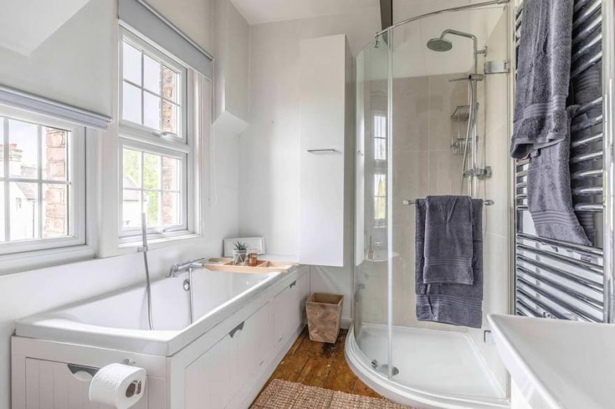 HIDDEN GEM! CHARACTER HOME, WALK 2 ALL SIGHTS