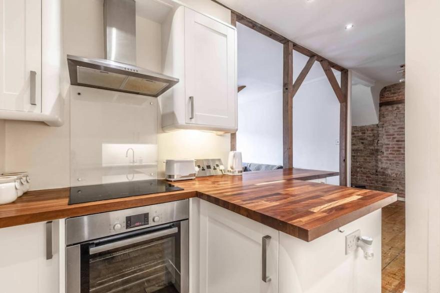 HIDDEN GEM! CHARACTER HOME, WALK 2 ALL SIGHTS