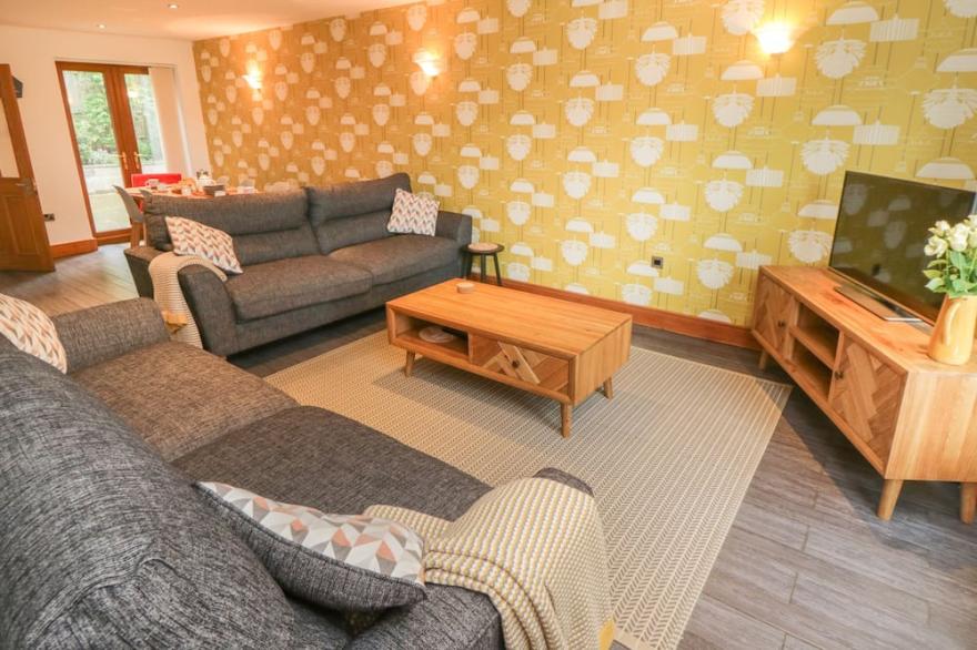 DALE VIEW, pet friendly, luxury holiday cottage in Sleights