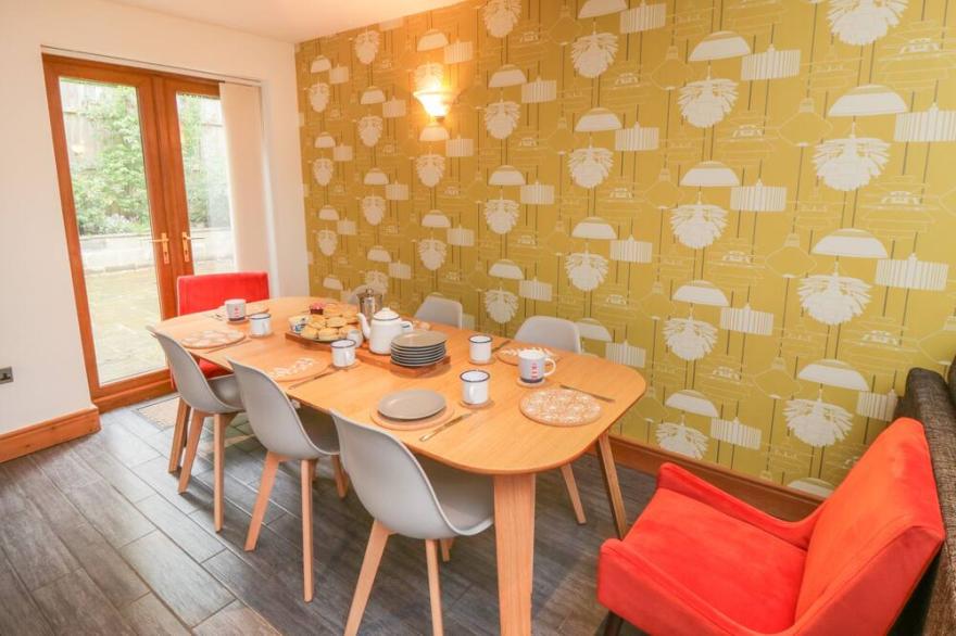 DALE VIEW, pet friendly, luxury holiday cottage in Sleights