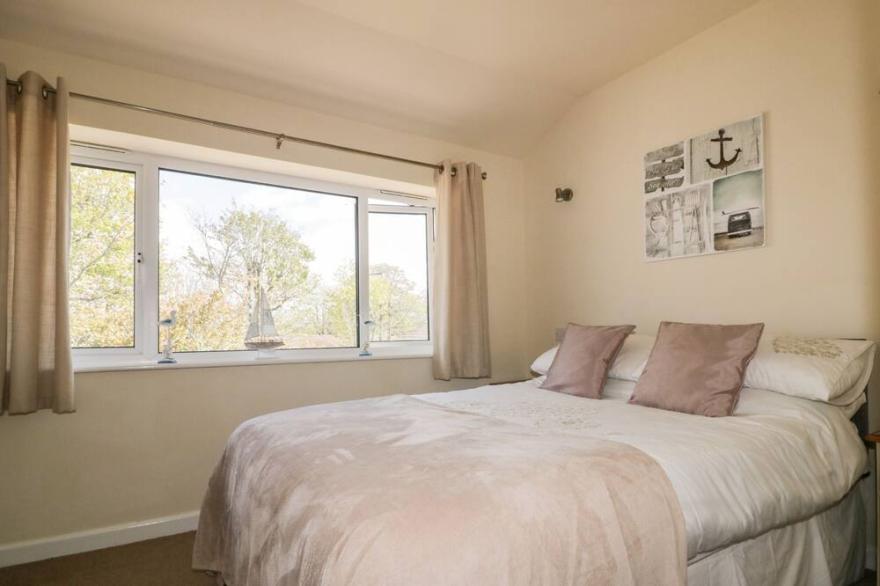 49 ATLANTIC REACH, pet friendly, with a garden in Newquay