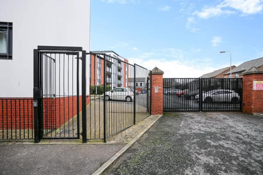 Funky City Apartment | Free Secure Parking | Sleeps 4