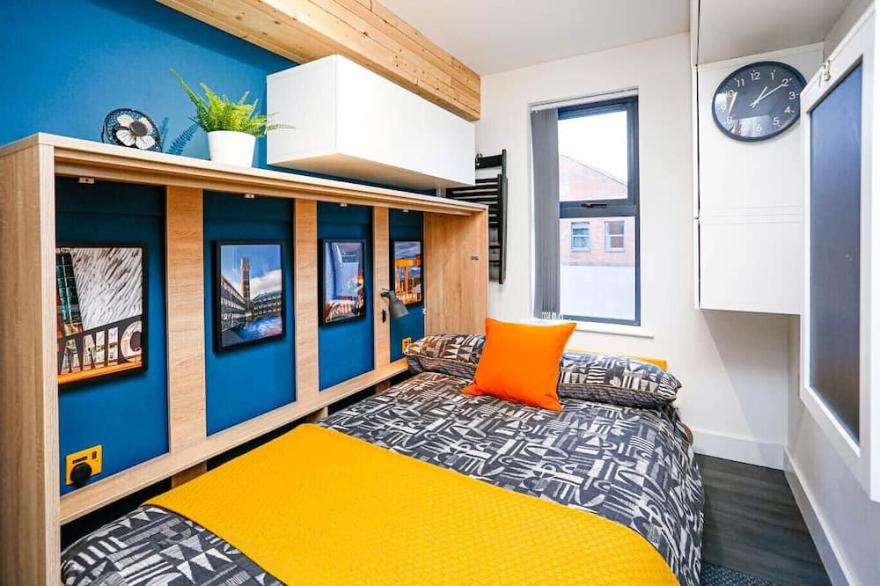 Funky City Apartment | Free Secure Parking | Sleeps 4