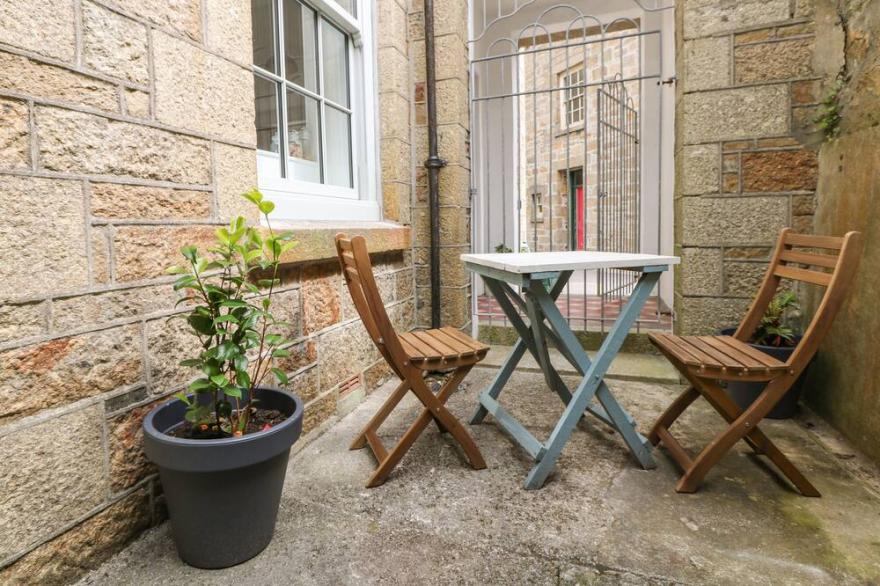 1 REGENTS MEWS, pet friendly, character holiday cottage in Penzance