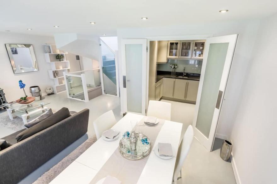 Gorgeous 4 Bed 2 Bath Mews Townhouse in Paddington