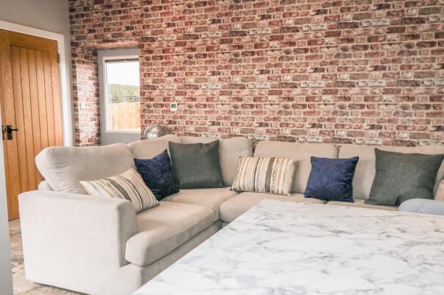 OWL VIEW, pet friendly, with hot tub in Cayton