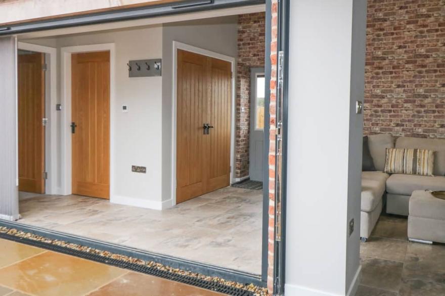 OWL VIEW, pet friendly, with hot tub in Cayton