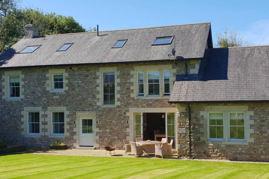 ANNESIDE, pet friendly, with open fire in Cowan Bridge