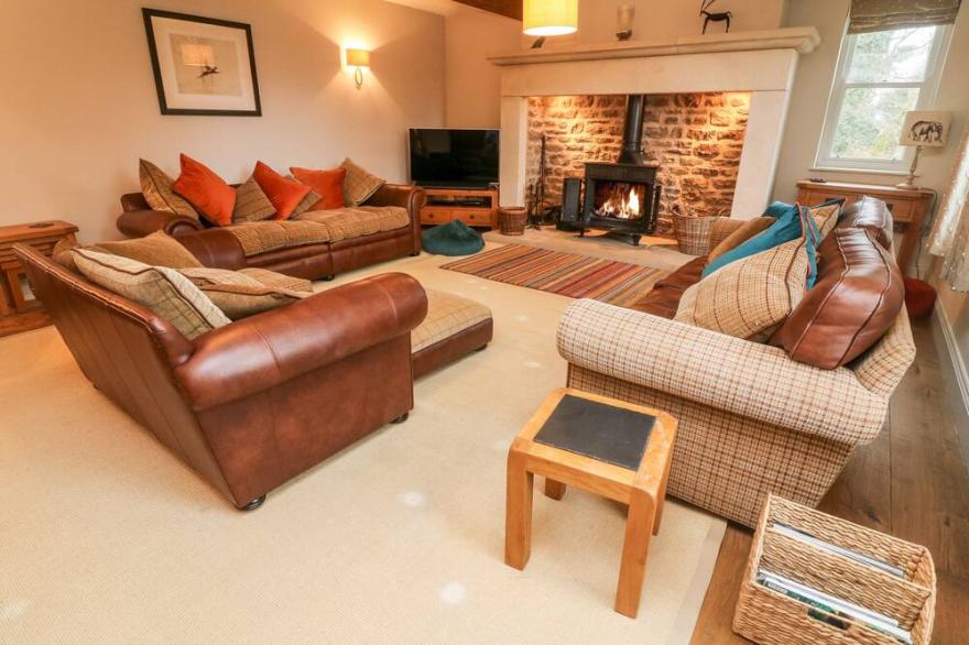 ANNESIDE, pet friendly, with open fire in Cowan Bridge