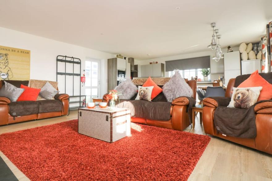 BEAR COTTAGE, pet friendly, character holiday cottage in Truro