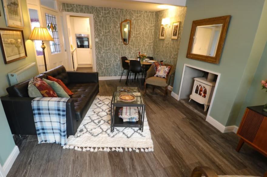 TOWNEND COTTAGE, pet friendly, with a garden in Haworth