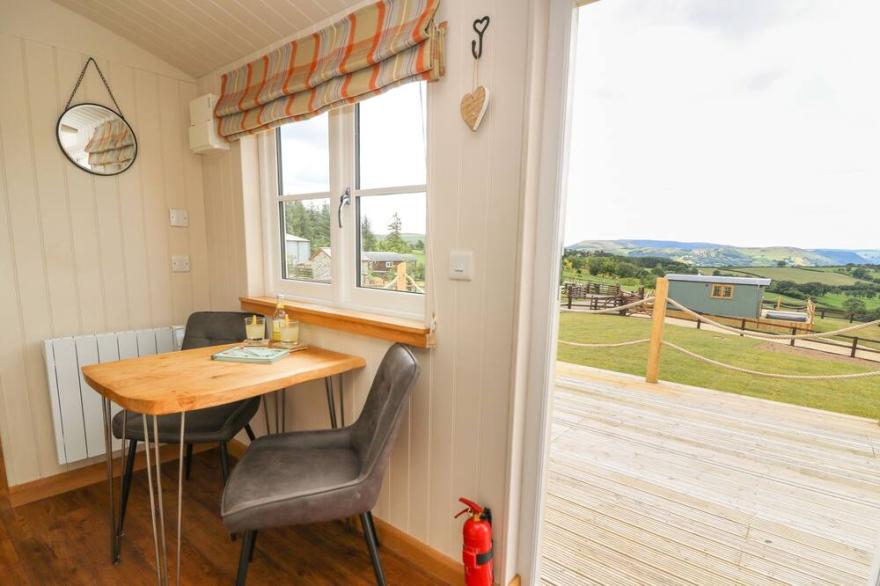 MARCHES WAY, pet friendly, with hot tub in Rhayader