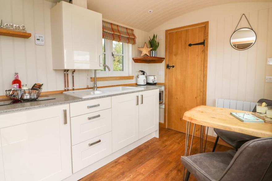 MARCHES WAY, pet friendly, with hot tub in Rhayader