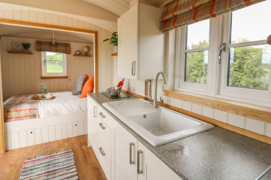 MARCHES WAY, pet friendly, with hot tub in Rhayader