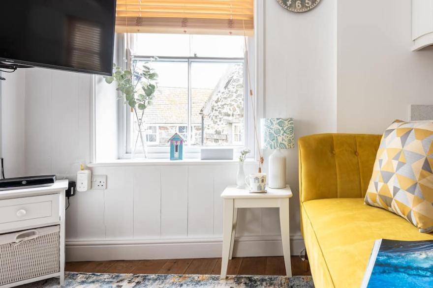 Plane Sailing sleeps 4 in 2 bedrooms and is in the heart of St Ives, very close to beaches has an allocated parking space