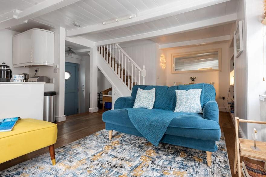 Plane Sailing sleeps 4 in 2 bedrooms and is in the heart of St Ives, very close to beaches has an allocated parking space