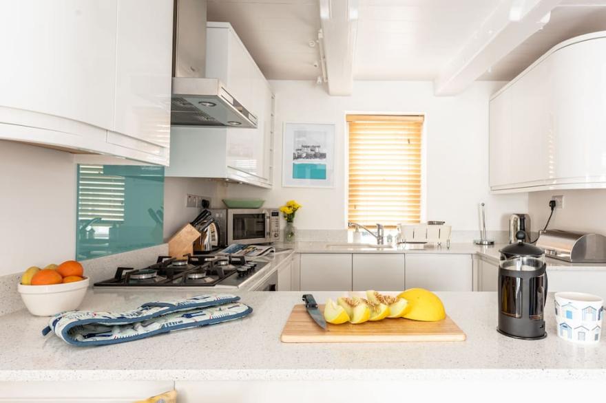 Plane Sailing sleeps 4 in 2 bedrooms and is in the heart of St Ives, very close to beaches has an allocated parking space