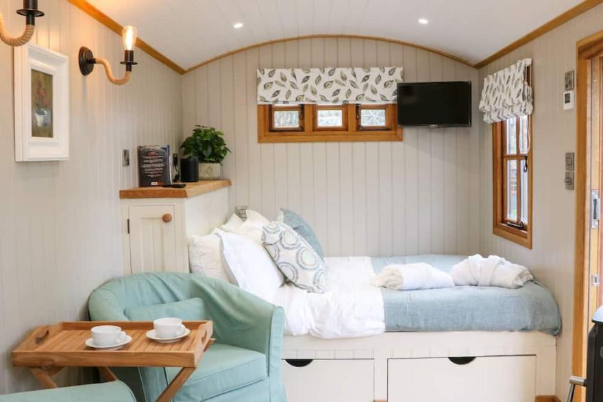 LITTLE SILVER LEAF, romantic, with hot tub in High Bickington