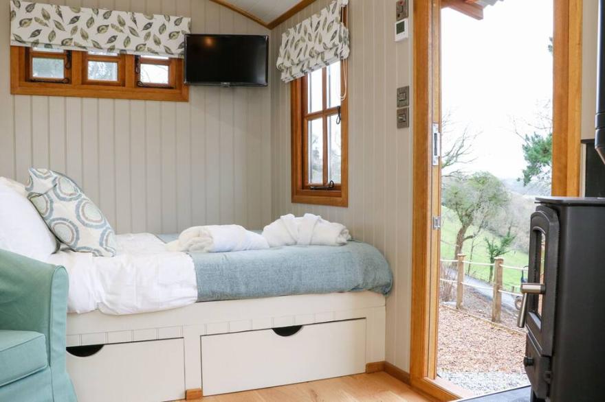 LITTLE SILVER LEAF, romantic, with hot tub in High Bickington