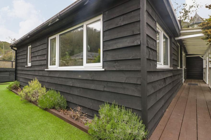 BY THE BEACH, pet friendly, with open fire in Seaton, Cornwall