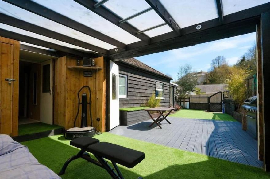 BY THE BEACH, pet friendly, with open fire in Seaton, Cornwall