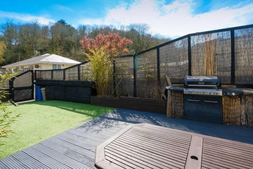 BY THE BEACH, pet friendly, with open fire in Seaton, Cornwall