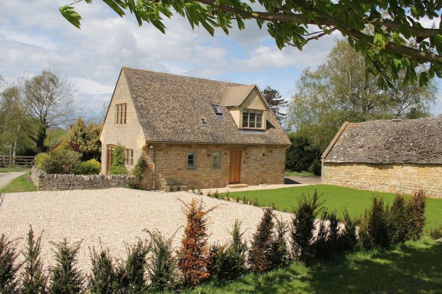 Cotswold Cottage in historic village of Stanton with views over open fields