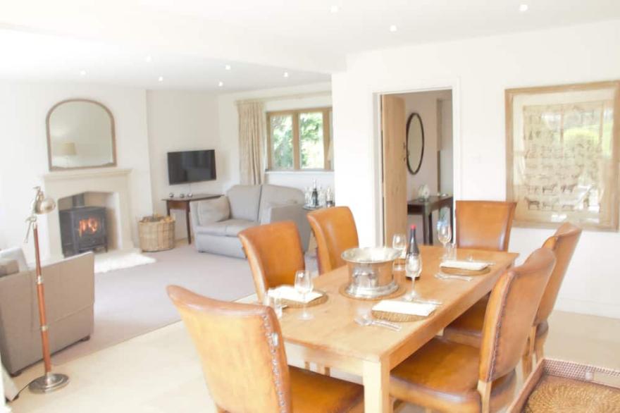 Cotswold Cottage in historic village of Stanton with views over open fields