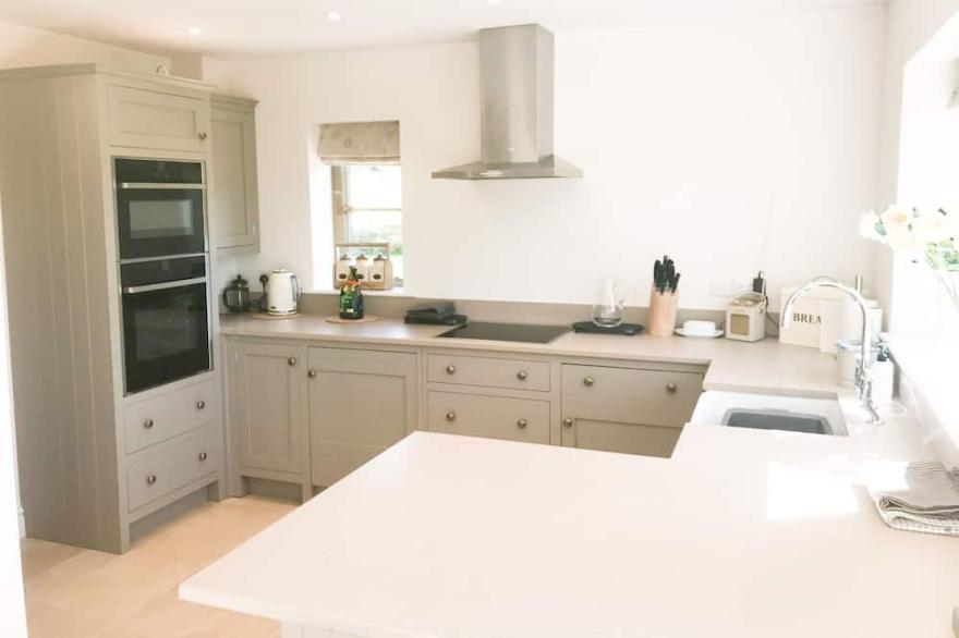 Cotswold Cottage in historic village of Stanton with views over open fields