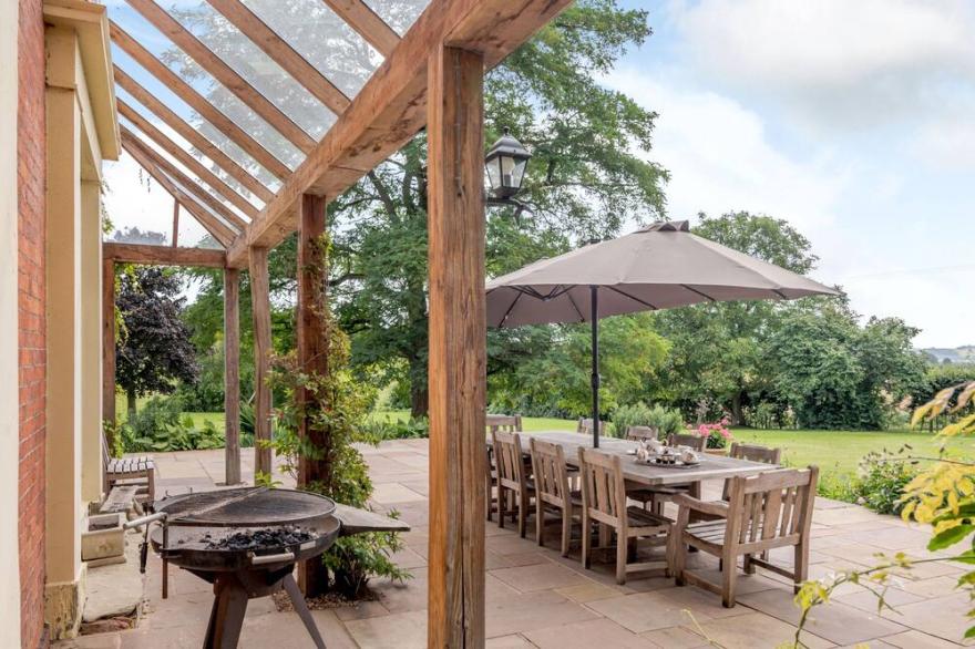 HILLTOP HOUSE, pet friendly, luxury holiday cottage in Tenbury Wells