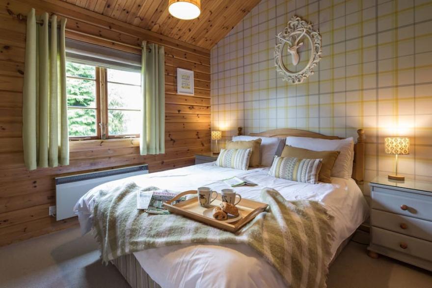 Curlew Lodge - sleeps 6 guests  in 3 bedrooms