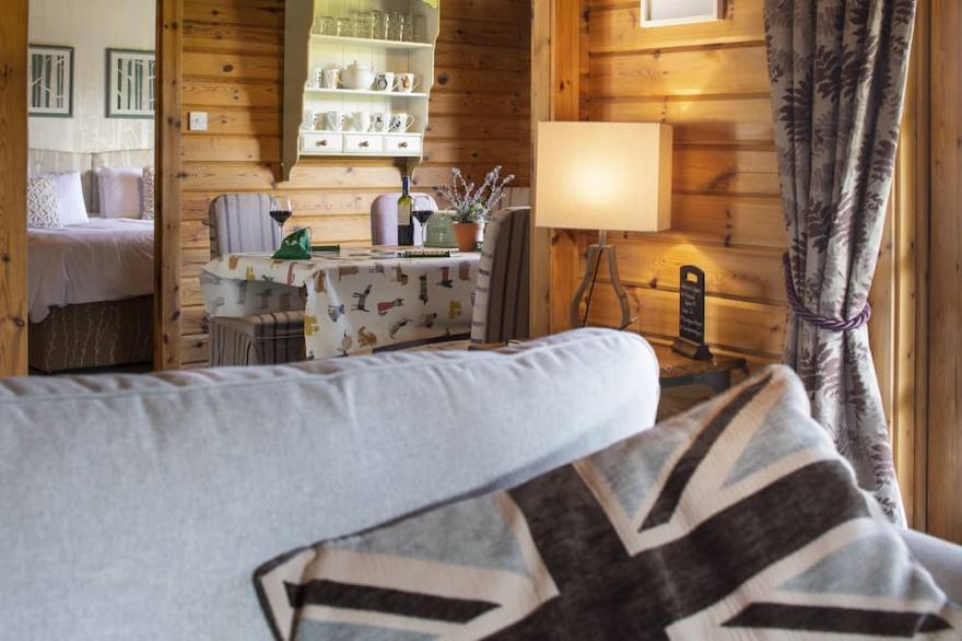 Curlew Lodge - sleeps 6 guests  in 3 bedrooms
