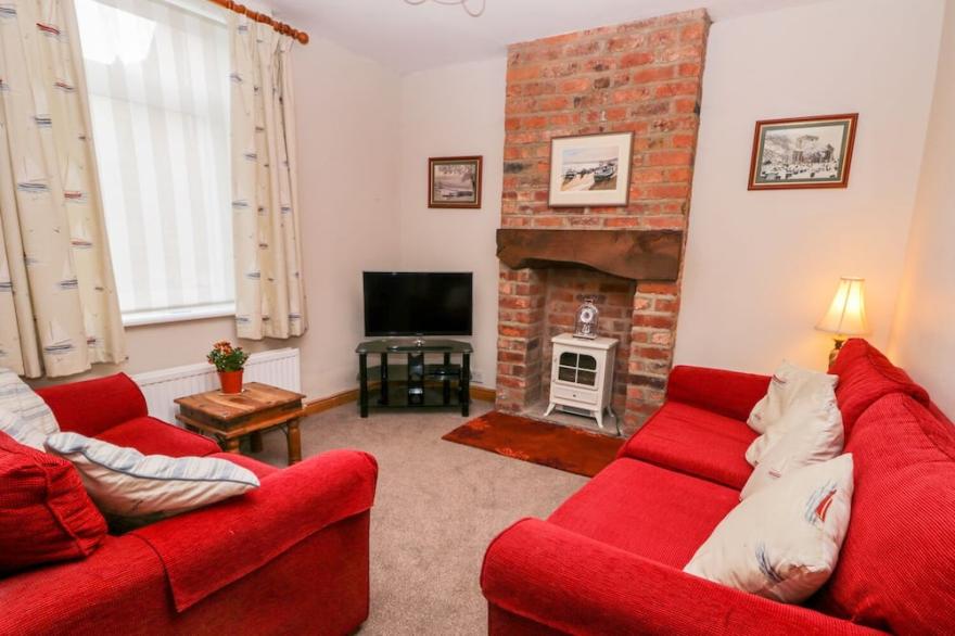 CHAPEL COTTAGE, pet friendly, character holiday cottage in Filey