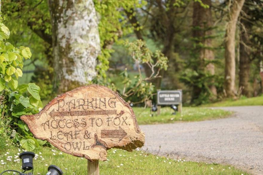 LITTLE SILVER OWL, romantic, with hot tub in High Bickington
