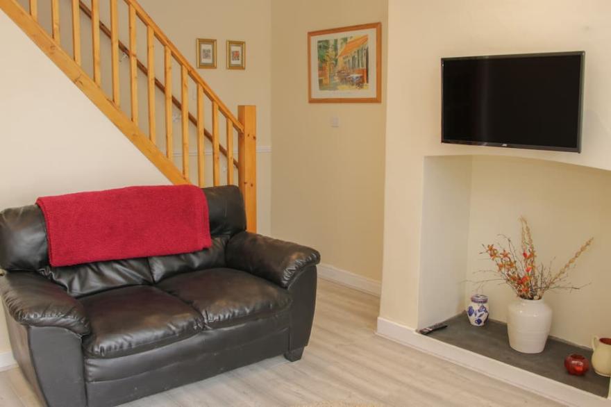 WHITEWATER COTTAGE, pet friendly in Llangollen