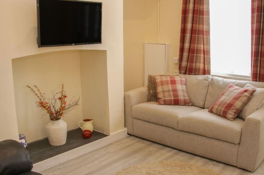 WHITEWATER COTTAGE, pet friendly in Llangollen