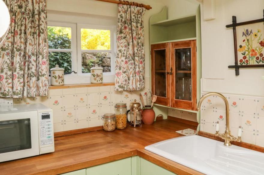VINE COTTAGE, family friendly, character holiday cottage in Dunster